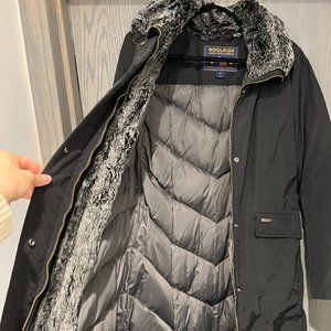Authentic Women's Woolrich Down Parka (Black, Size 2, with fur)